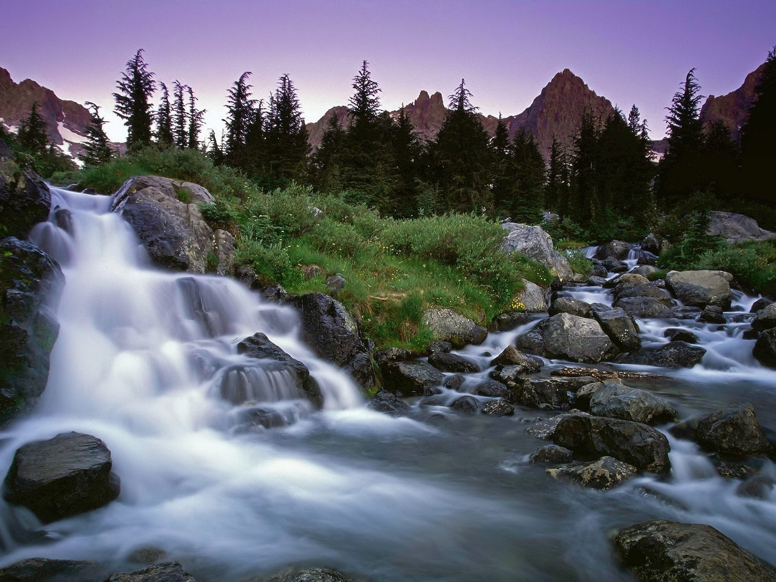 cascada piedras hierba árboles montañas