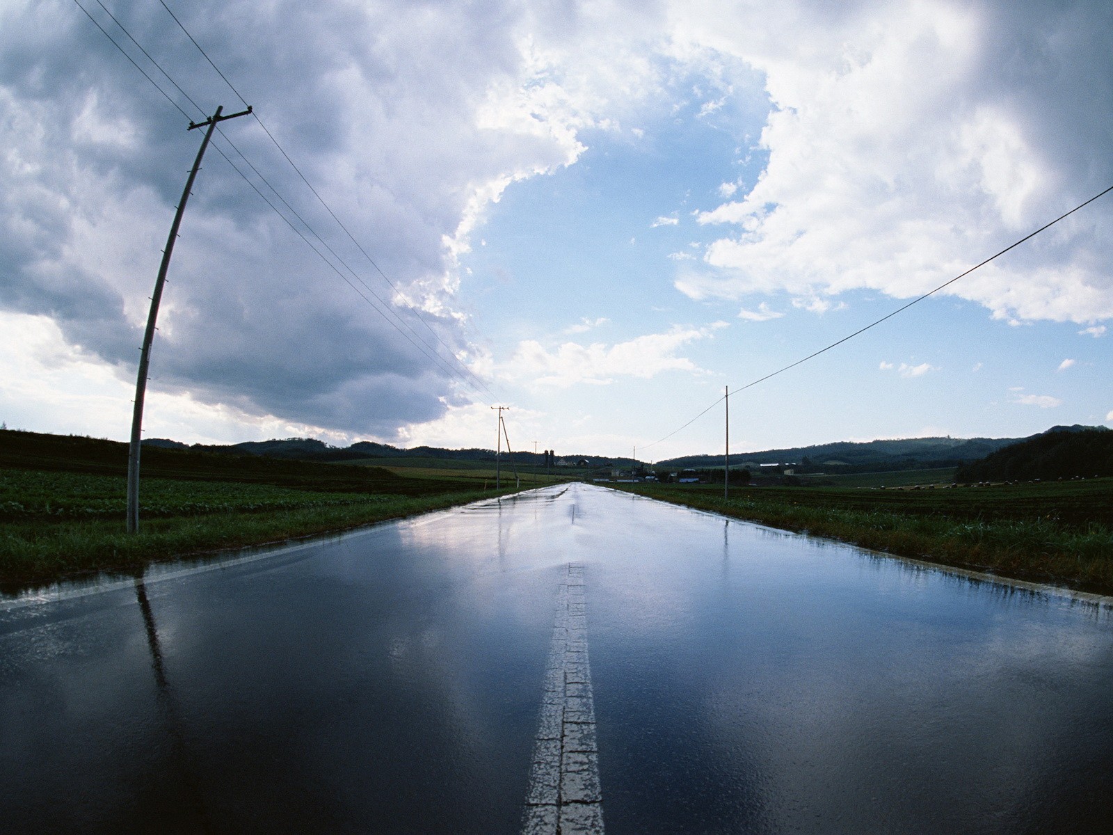 camino poste agua lluvia