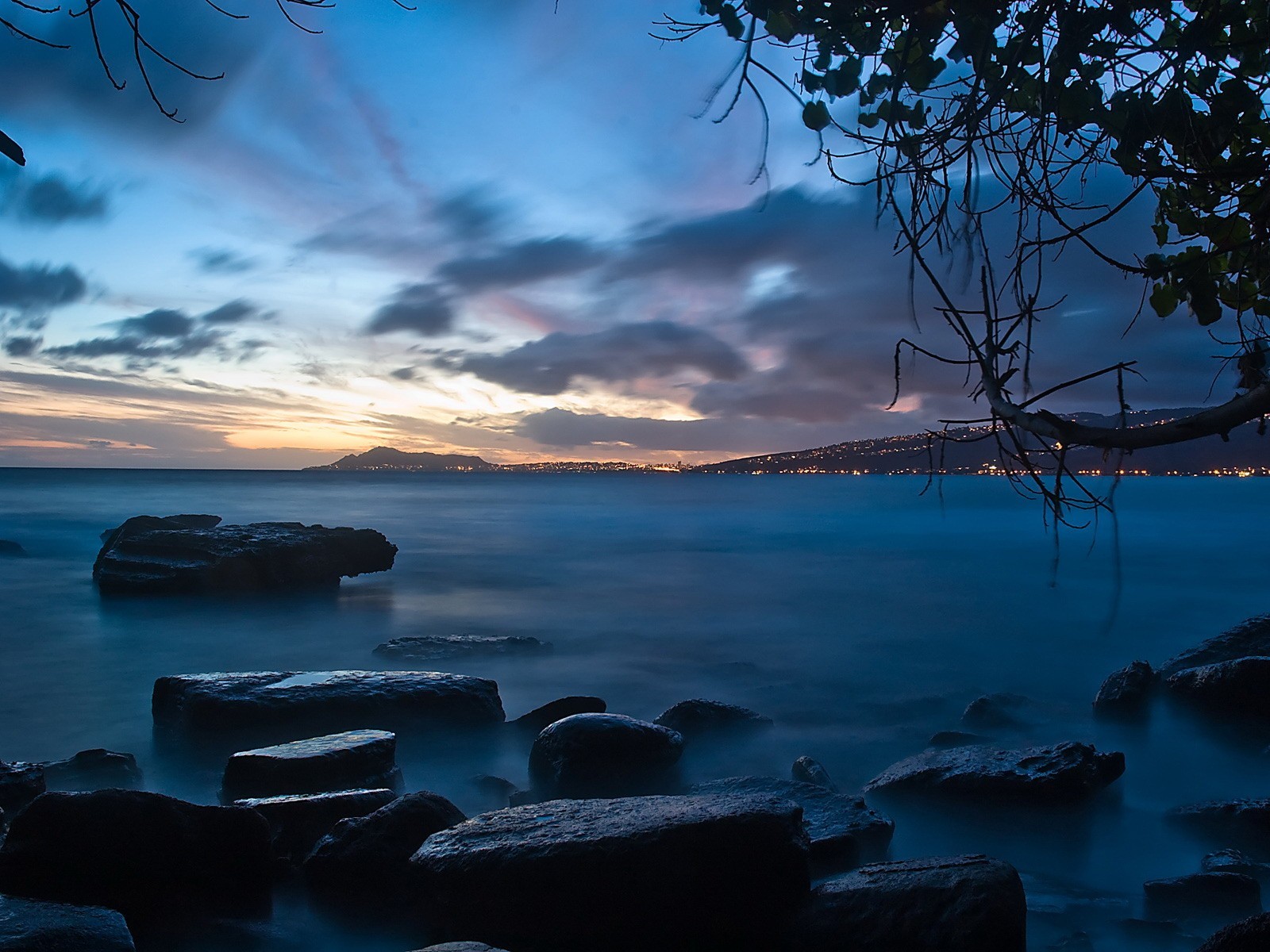 piedras costa noche