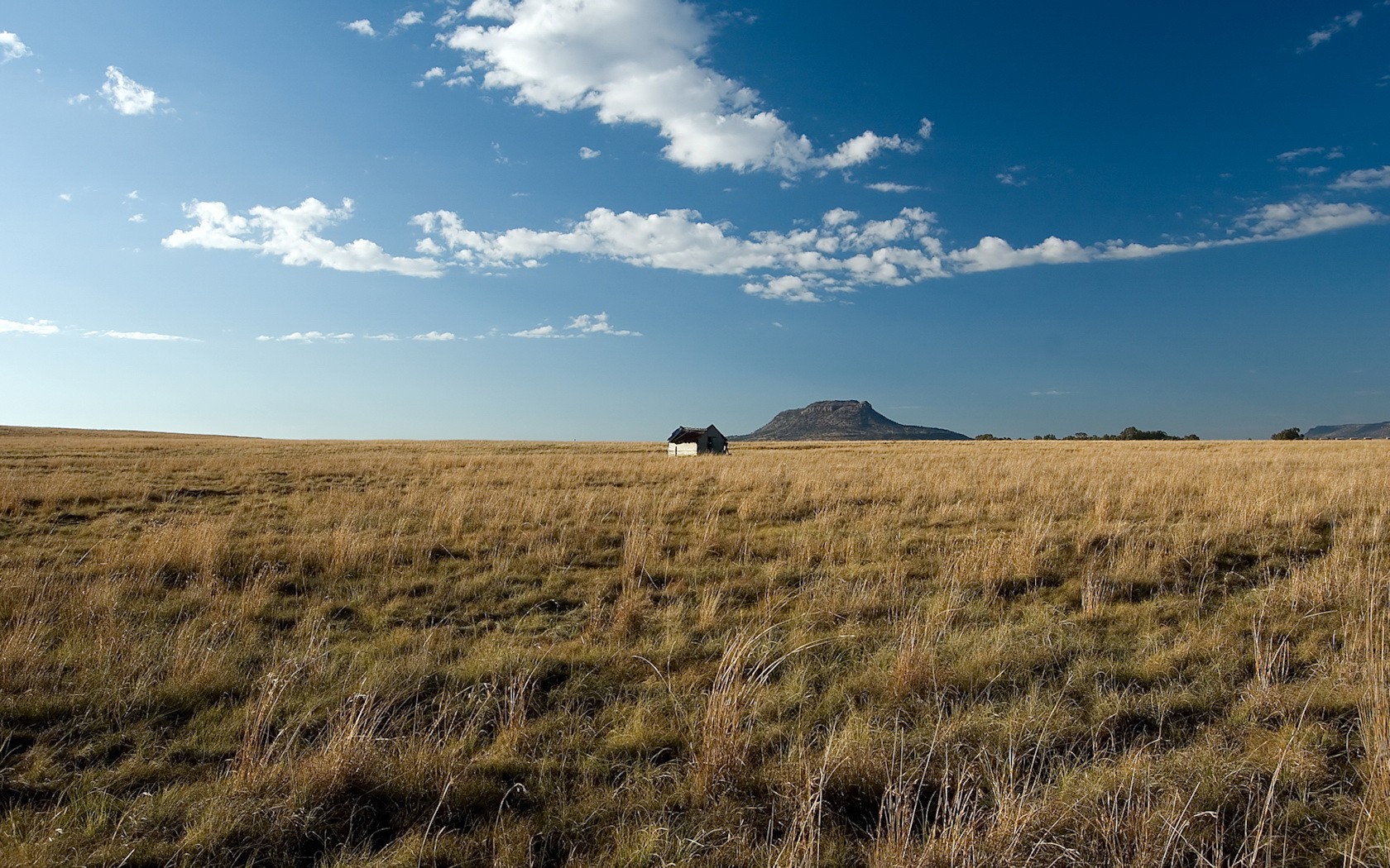 campo nuvole casa colline