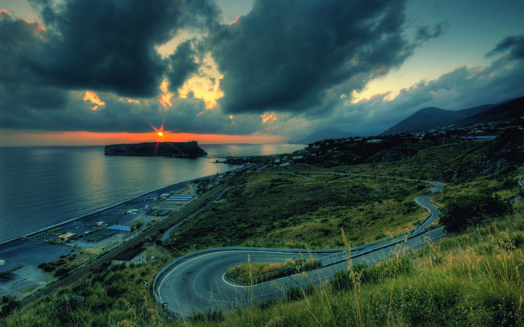 strada svolta tramonto nuvole mare