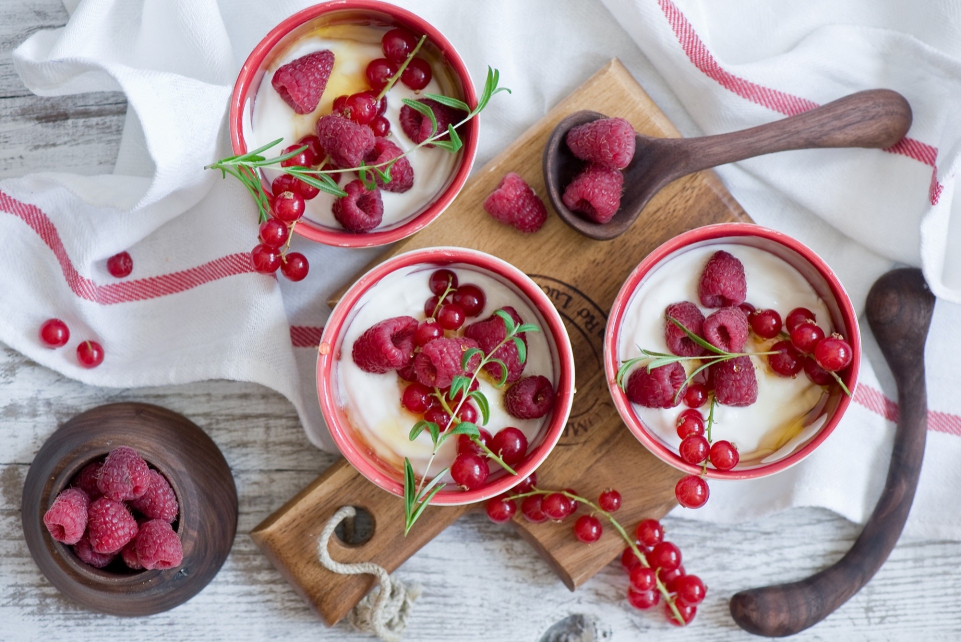 maliny jagody czerwona porzeczka jogurt