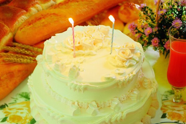 Torta di compleanno con candele sul tavolo