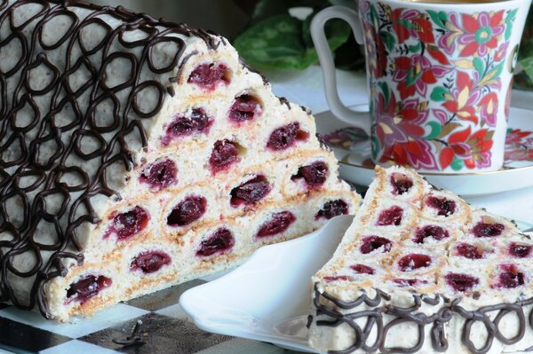 Bemalte Tasse und Kuchen mit Schokolade