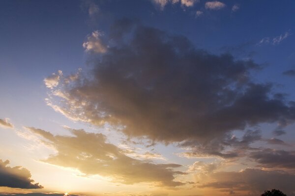 Sonnenuntergang Himmel und Olaka Landschaft