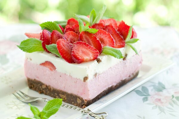 Dolce Torta di fragole con crema