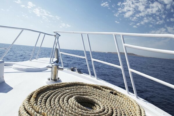 Deck einer Yacht mit einem Seil auf dem Hintergrund von Meer und Himmel