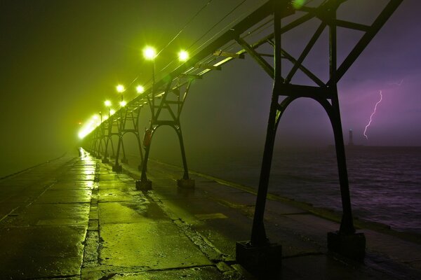 Luces brillantes de un rayo en el puente