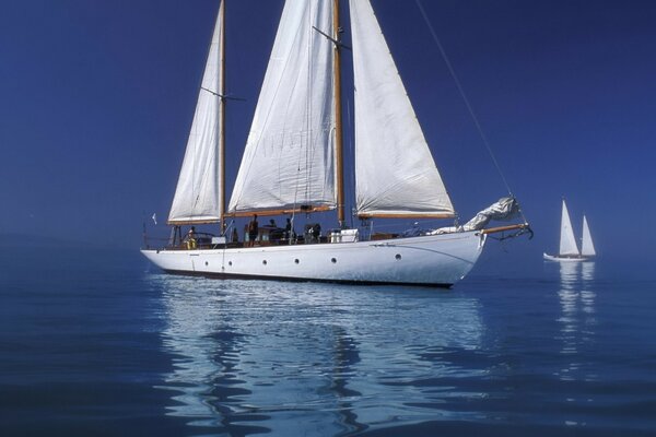 Weiße Yacht im Meer vor dem Hintergrund des blauen Himmels