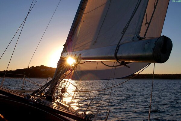 Le chemin du retour sur un yacht sur un magnifique coucher de soleil sur la mer