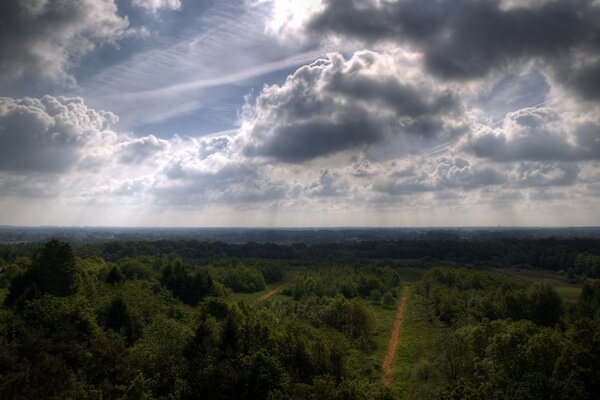 Hermosas nubes sobre los árboles y la carretera