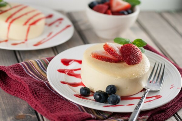 Postre de frutas en un plato de arándanos