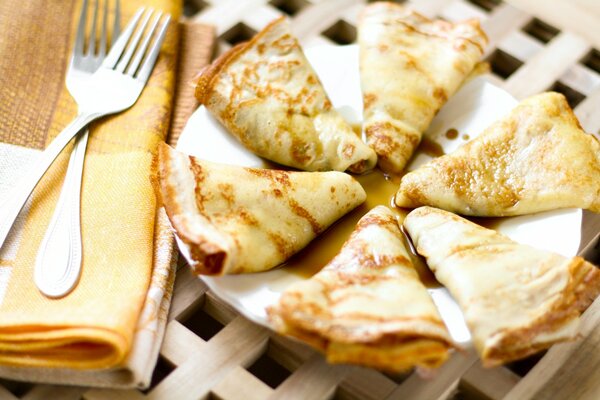 Crêpes sur une assiette, sirop d érable