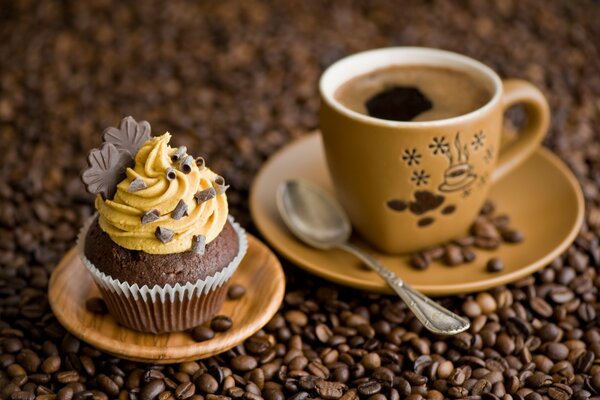 Dessert al cioccolato su piattino e caffè