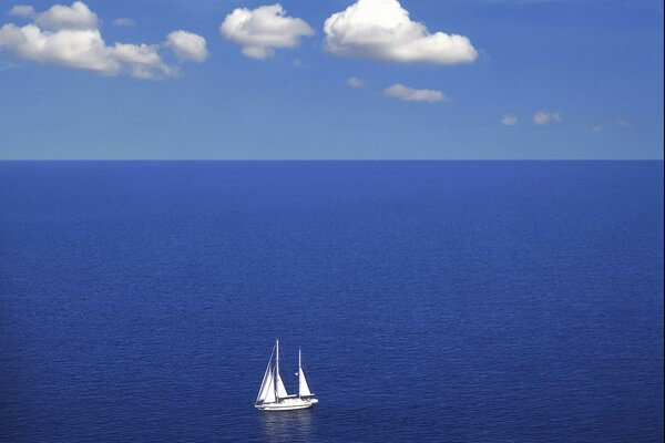 Weiße Yacht auf dem Meer