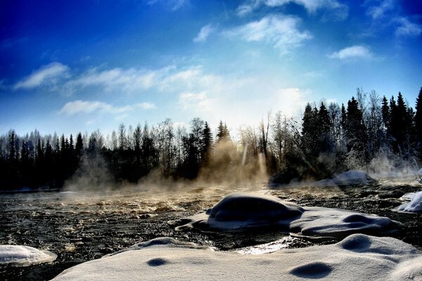 Fiume in inverno nella neve