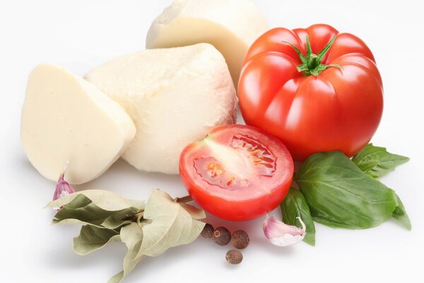 Tomates, ail et feuilles de laurier