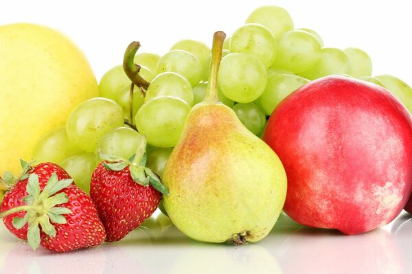 Foto frutas uvas, fresas, limón, pera y manzana