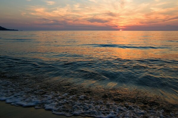 Die Sonne geht in den Sonnenuntergang am Meer