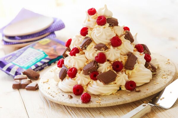 Gâteau sucré aux baies et au chocolat