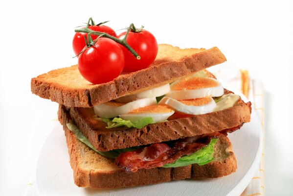 Sandwich mit Speck, Eiern und Tomaten