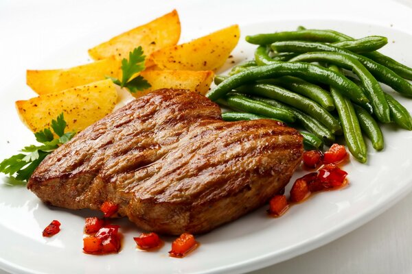 Delicious steak with a side dish of vegetables