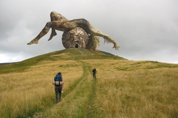 L homme voyageant va au monument