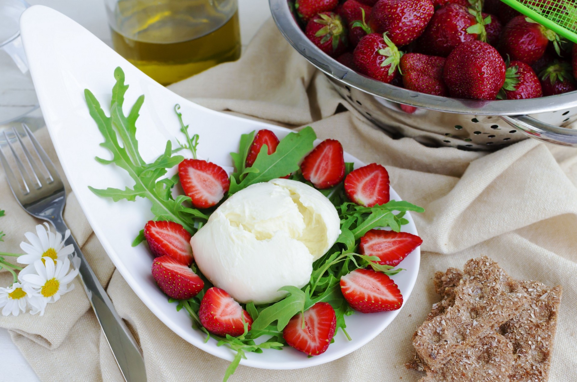 fraises pain camomille baies roquette salade fromage fourche