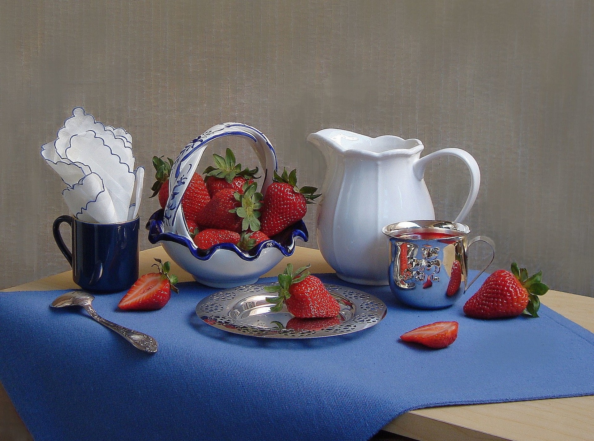 mug strawberry wipes bed berries vase pitcher