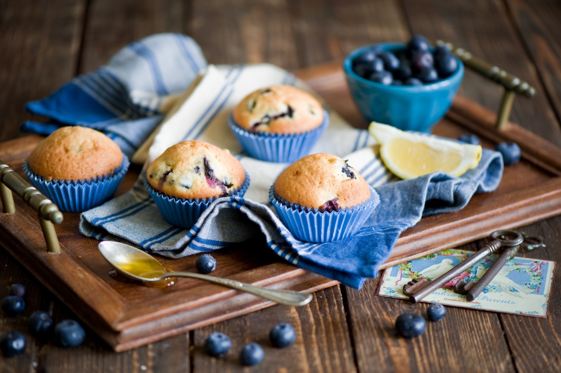 tablett muffins blaubeeren bett beeren löffel schlüssel handtuch