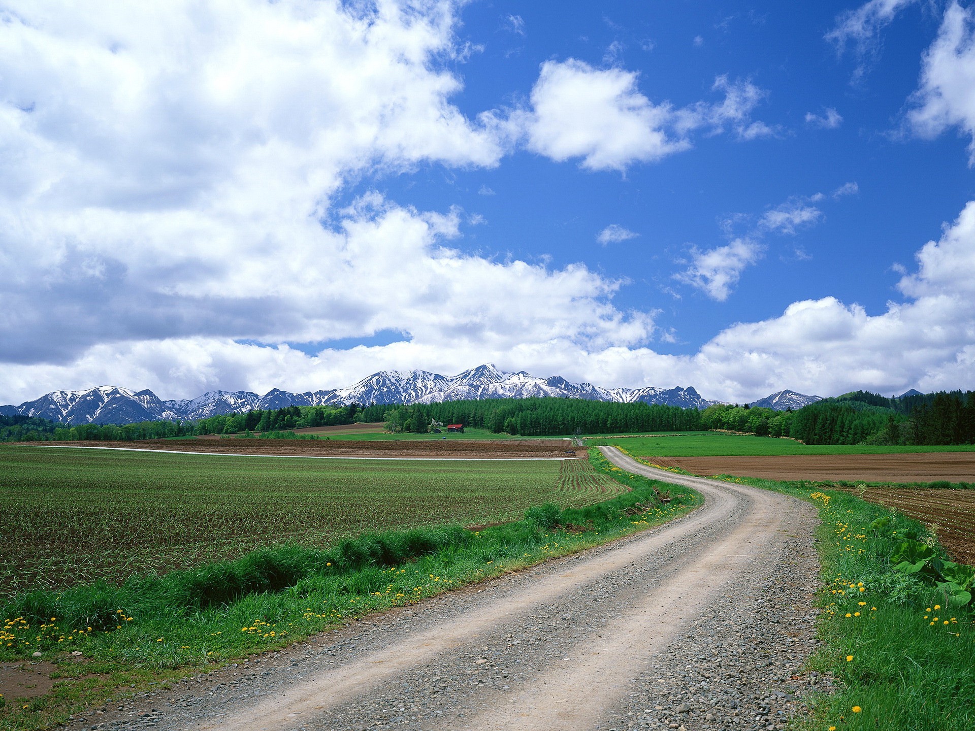 camino campo nubes montañas