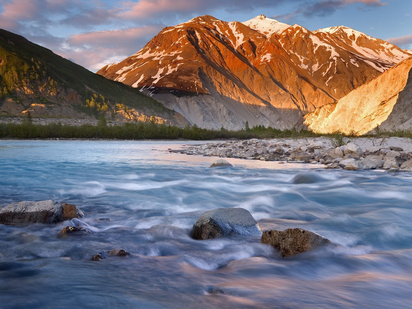 montagnes rivière pierres