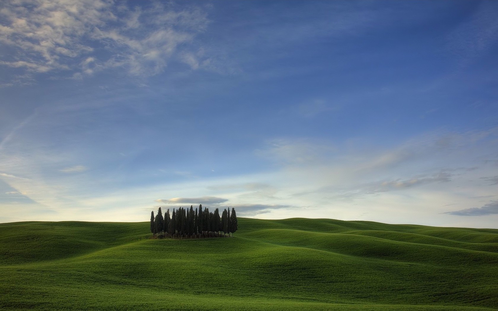 champ collines arbres nuages