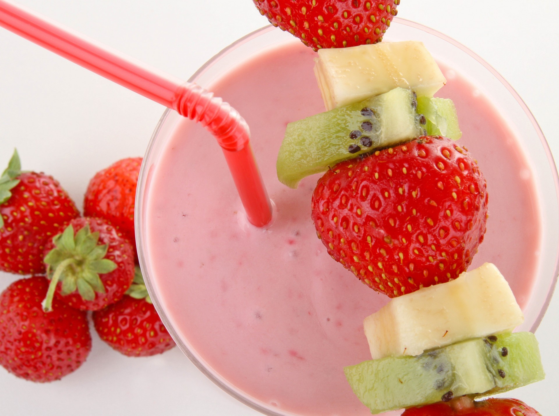 erdbeere beeren strohhalm glas weißer hintergrund joghurt