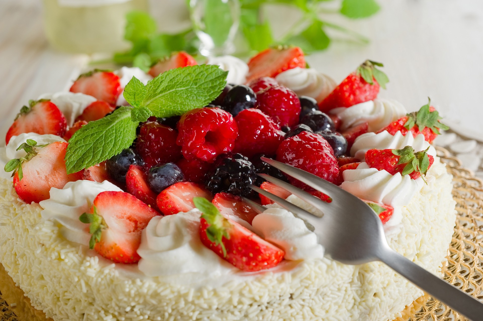 gâteau baies fraises framboises fourche