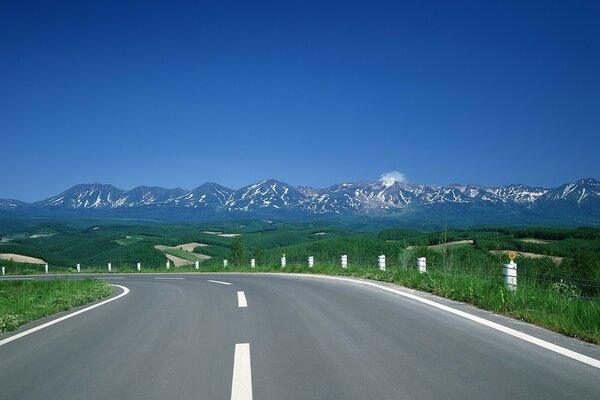 Schöner Weg in die Berge