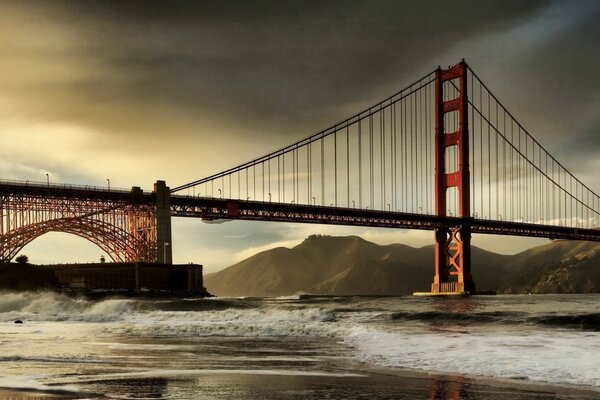 Pont sur fond de ciel sombre et sombre