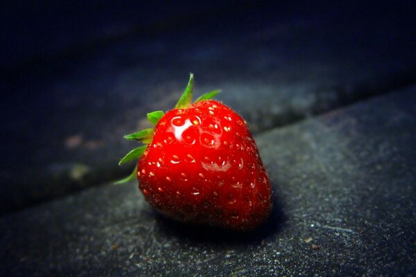 Fraises douces mûres sur fond sombre