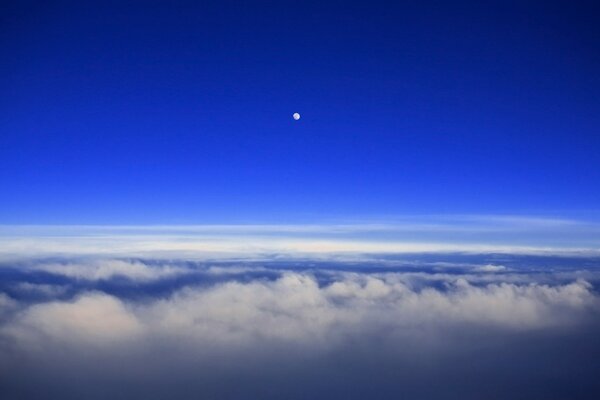Nuova luna nel cielo blu