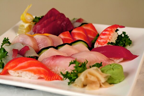 Sashimi di pesce su un piatto bianco