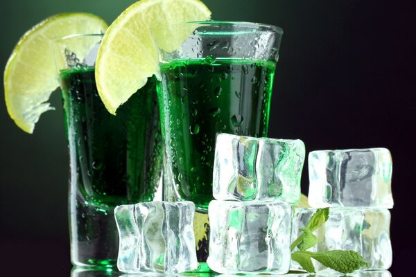 Alcool con lime e cubetti di ghiaccio