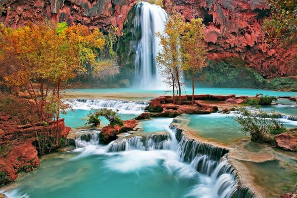 Cascata tra alberi colorati