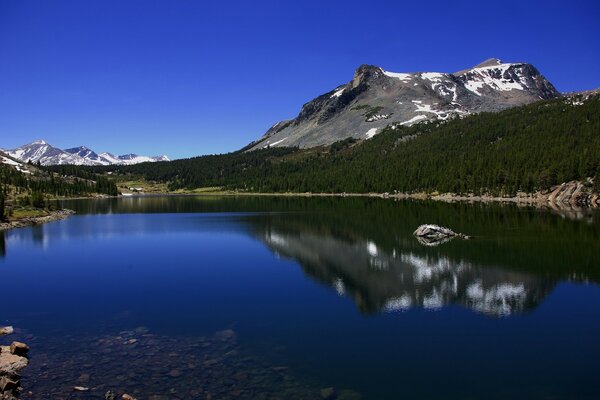 Montagne sullo sfondo di un bellissimo lago