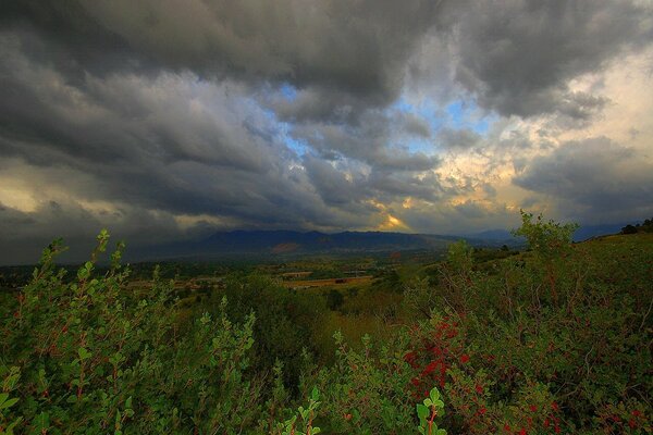 Regenwolken. Blick vom Berg