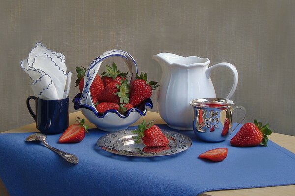 Nature morte de fraises et de vaisselle