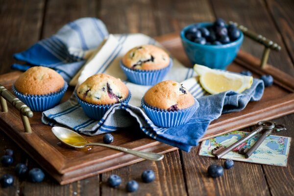 Vassoio con bellissimi cupcakes, cottura con mirtilli