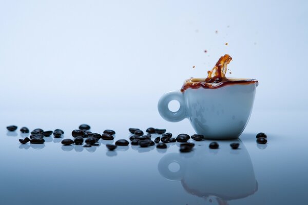 Réflexion d une tasse de café et de grains