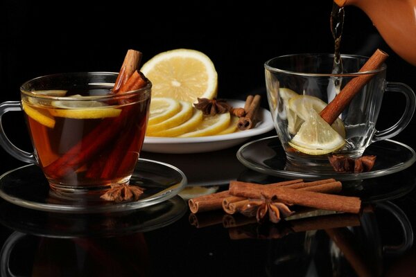 Tasses de thé à la cannelle et au citron