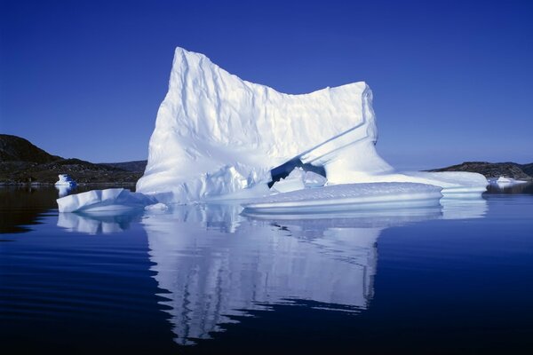 Eisberg am blauen Meer