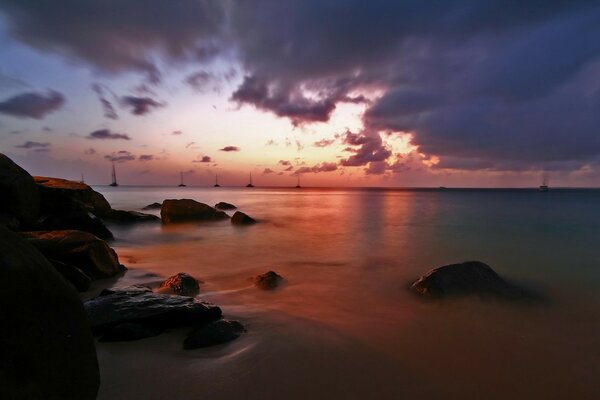 Beau coucher de soleil rouge au bord de la mer